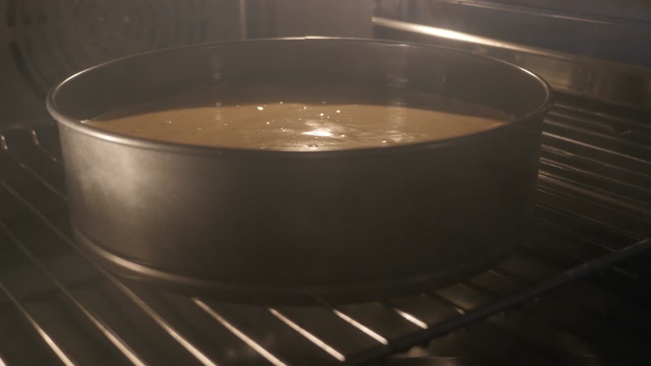 pastel para la celebración de navidad en la bandeja de horneado redonda inclinación lenta 4k 2160p imágenes uhd - inclinación en el horno encendido con pastel de manzana horneado 3840x2160 video ultrahd