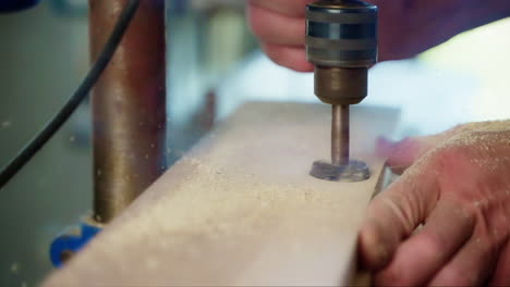 perforar un agujero en la madera