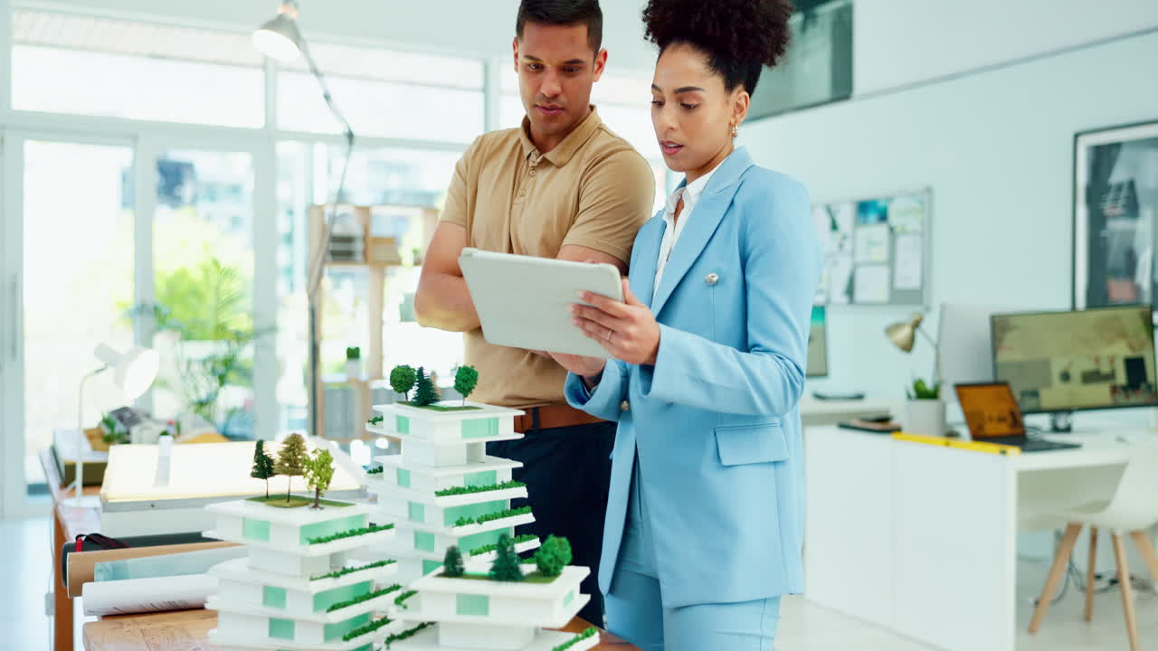 arquitectos que revisan el modelo de edificio