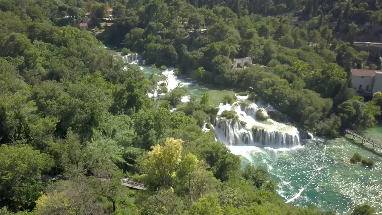 tomada aérea de 4k de la cascada de krka en el parque nacional - sibenik, croacia pan tilt toma completa