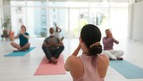 Yoga-Kurs,-Lehrerin-Und-Frau-In-Namaste