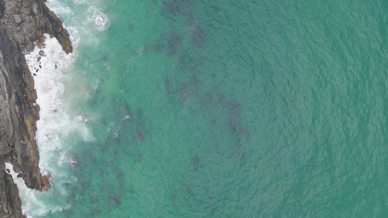 Drone riprende uno splendido paesaggio di oceano e scogliere