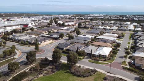 Panorámica-Aérea-A-La-Derecha-Sobre-Butler-Suburbio-Perth-Con-Vista-Al-Océano