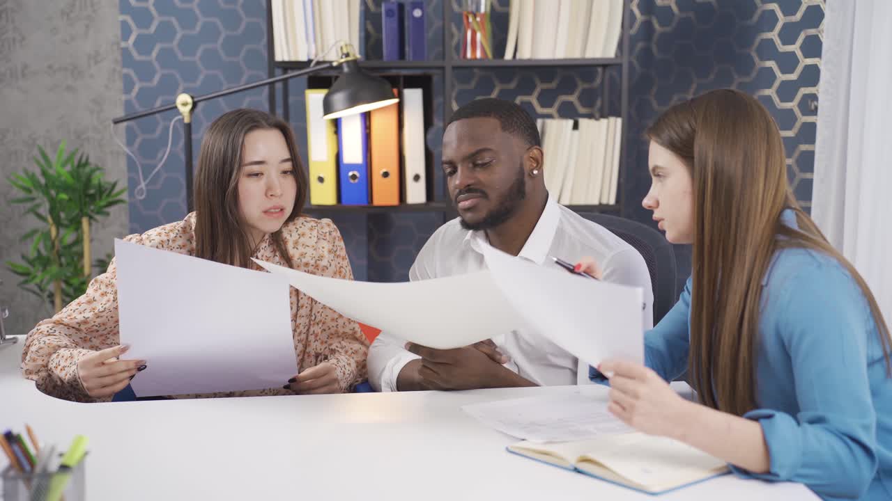 colegas de diferentes razas que disfrutan trabajando en equipo. diferentes razas y concepto de etnicidad.