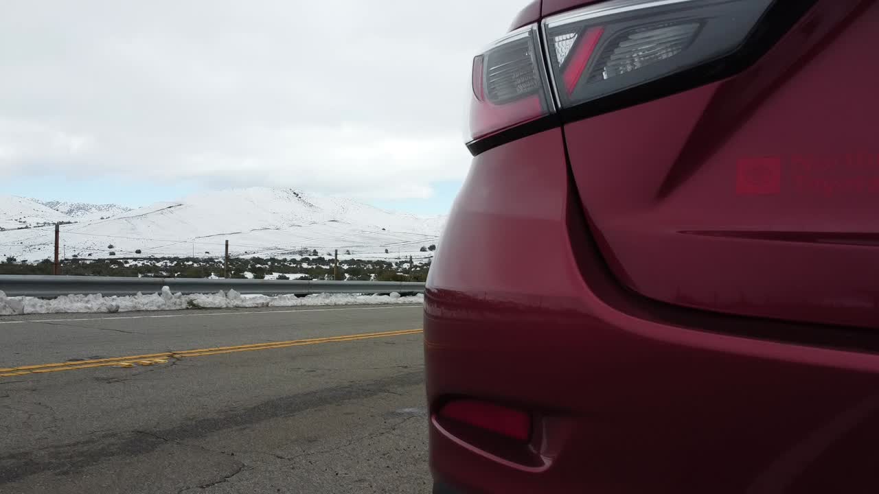 대규모 눈보라가 지역 고속도로를 덮고 있습니다.