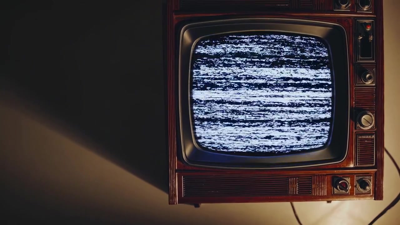Televisore vintage con schermo statico e rumore bianco