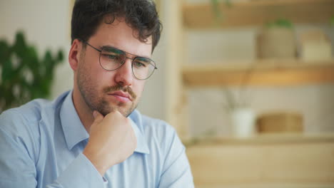 retrato de un hombre de negocios triste y deprimido