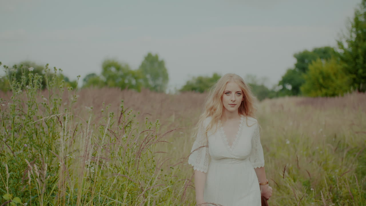 아름 다운 웃는 금발 여자 걷고 카메라 2를 찾고