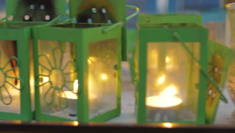 linternas callejeras con velas encendidas