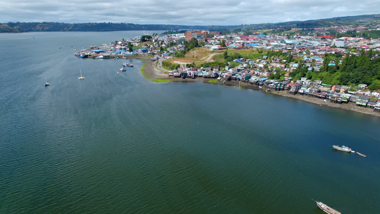 paisaje de la aldea de la isla de chiloé estableciendo una vista aérea de avión no tripulado del destino de viaje chileno, paisaje marino panorámico en la patagonia, luz del día
