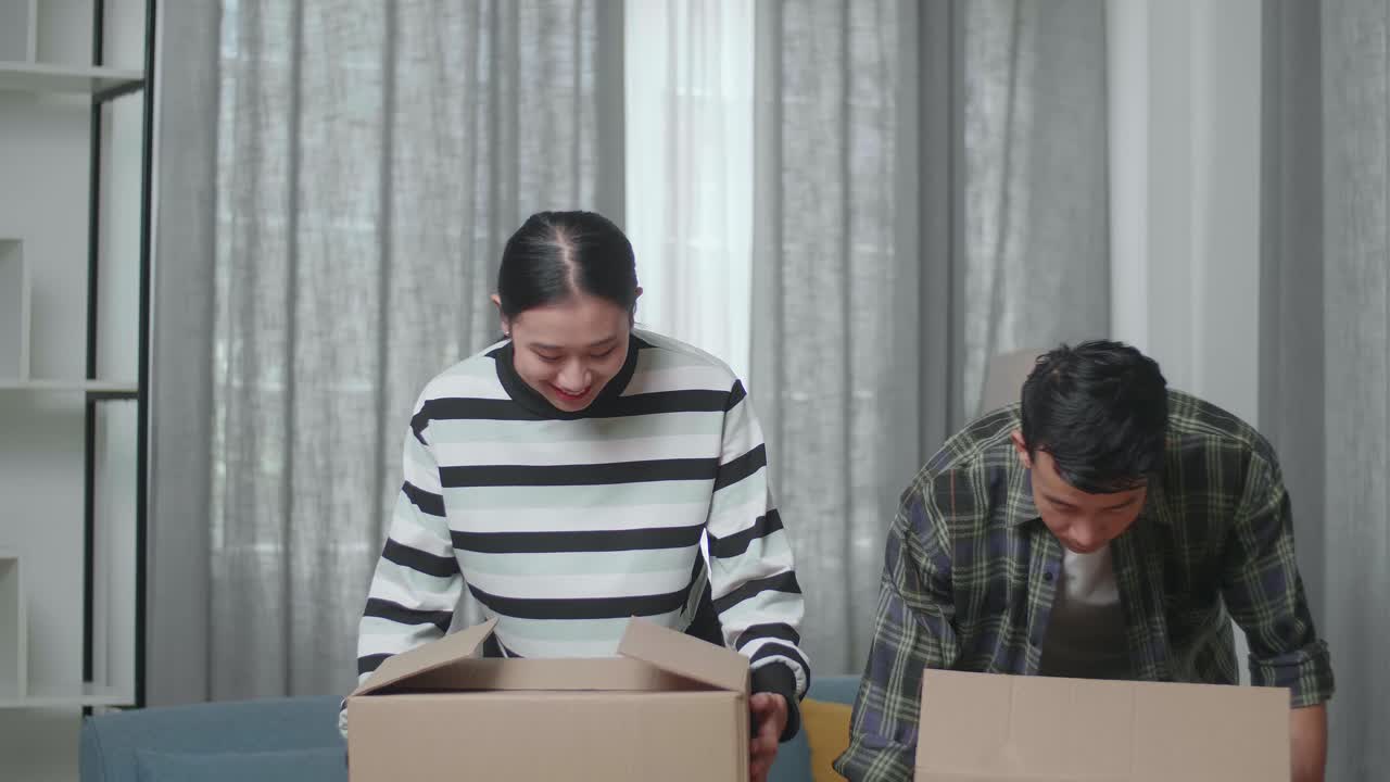 커플이 새로운 집으로 이사합니다.