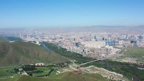 Vista-Aérea-De-La-Ciudad-De-Ulaanbaatar,-Capital-De-Mongolia,-Panorámica-Con-Drones