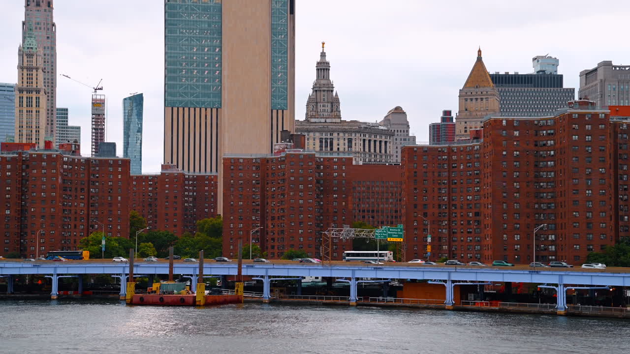 New York, USA, 5 maggio 2025: Skyline residenziale di Manhattan con edifici in mattoni rossi e grattacieli. Paesaggio urbano che mostra complessi residenziali in mattoni lungo l'East River con i grattacieli di Manhattan.