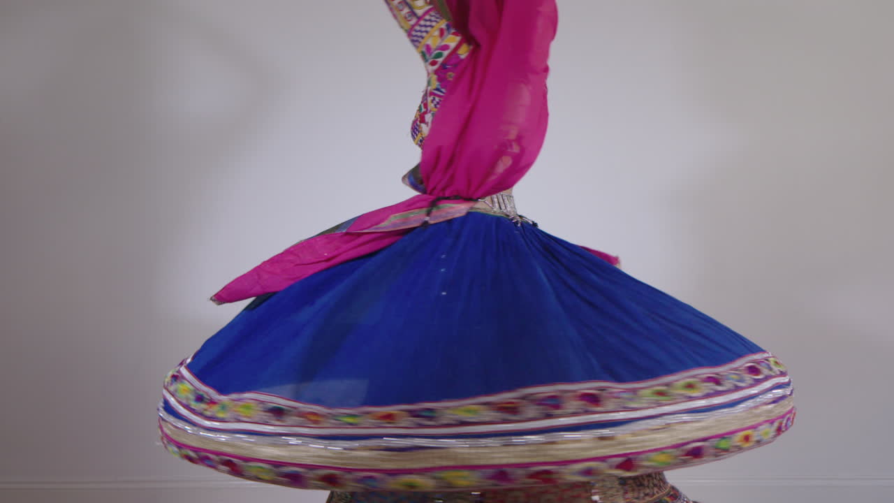 bailarina girando a cámara lenta00