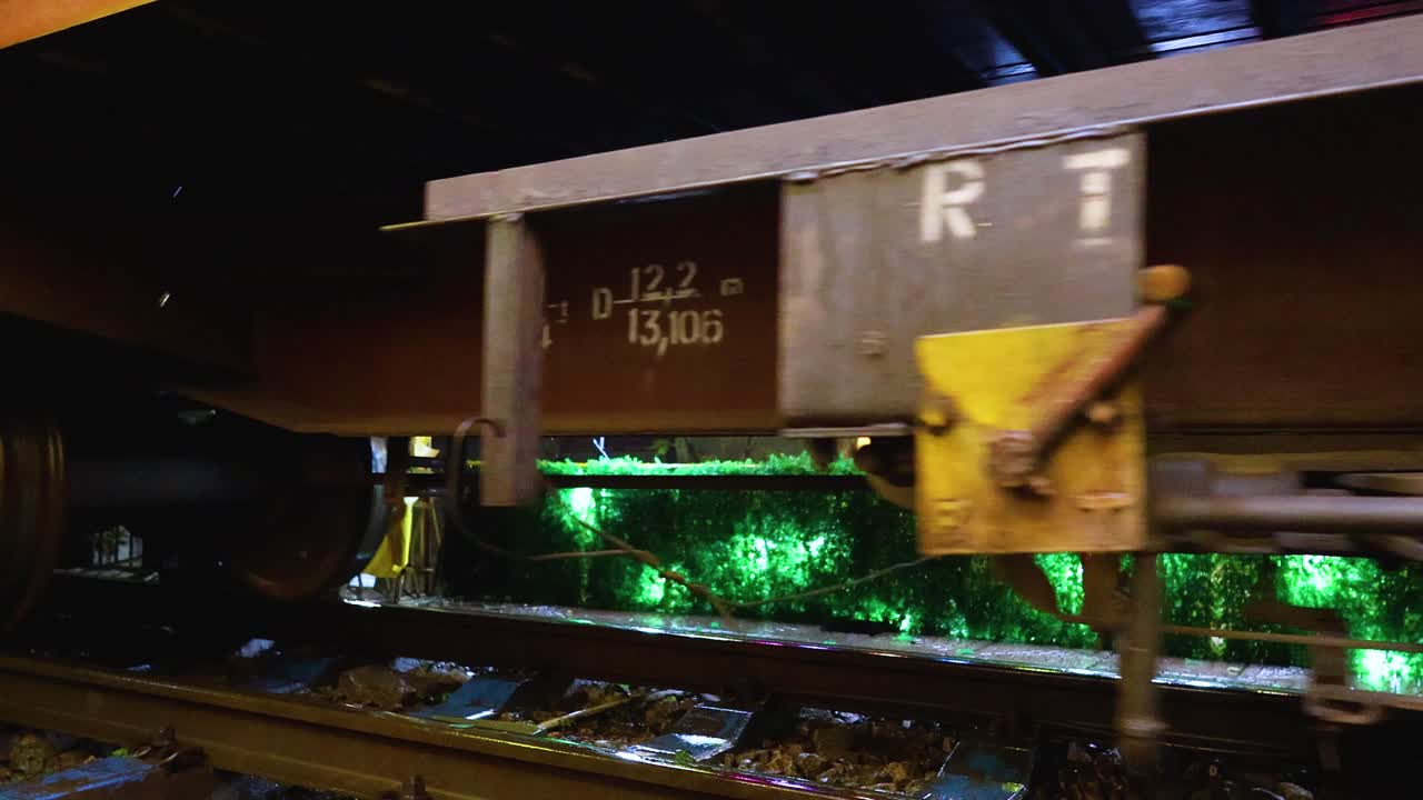 밤에 움직이는 열차 바와 트랙