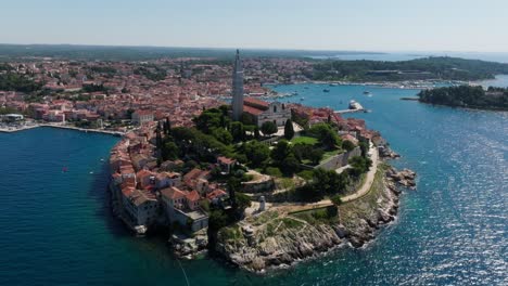 Vista-Aérea-Del-Casco-Antiguo-De-Rovinj,-En-Un-Impresionante-Día-De-Verano-En-Croacia,-Europa.