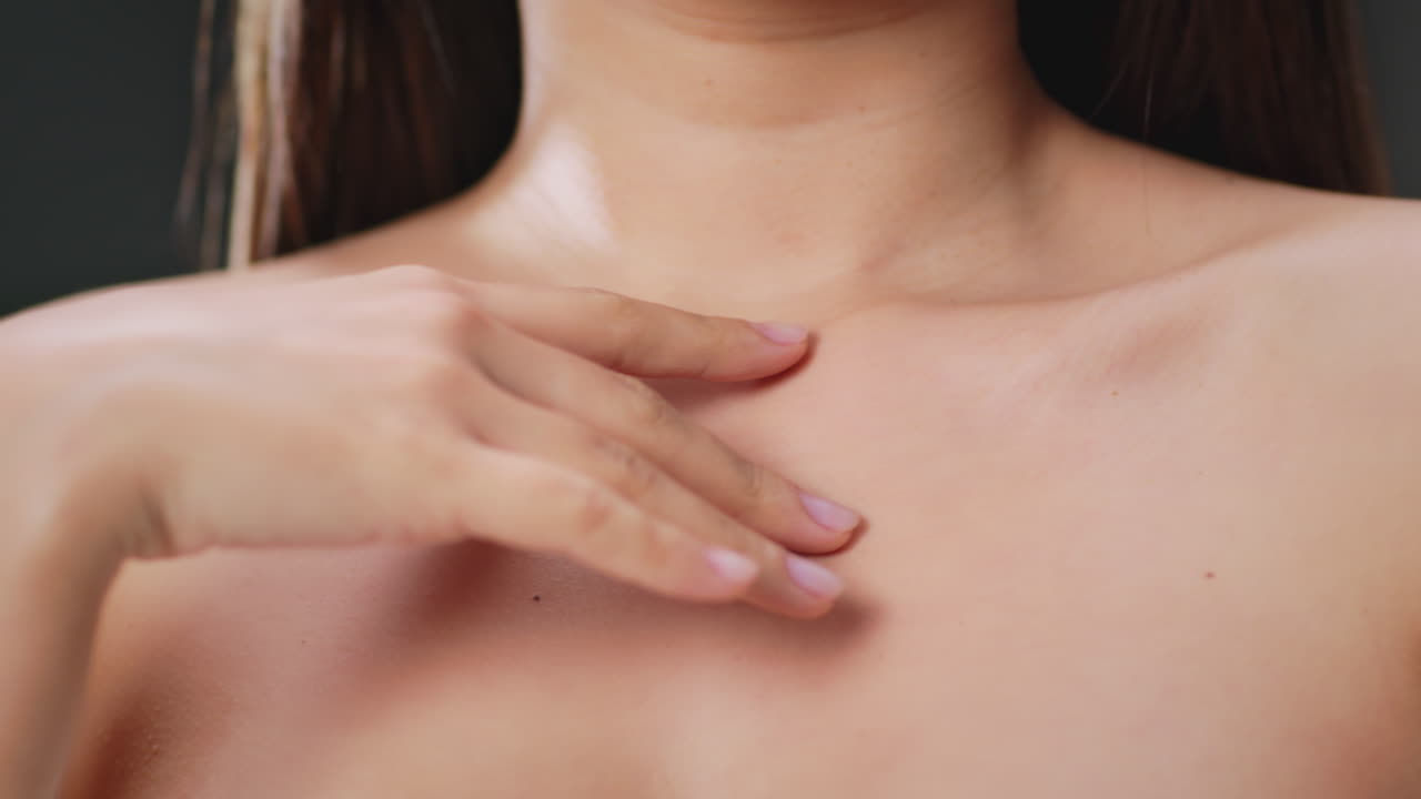 el hombro y la mano de la mujer