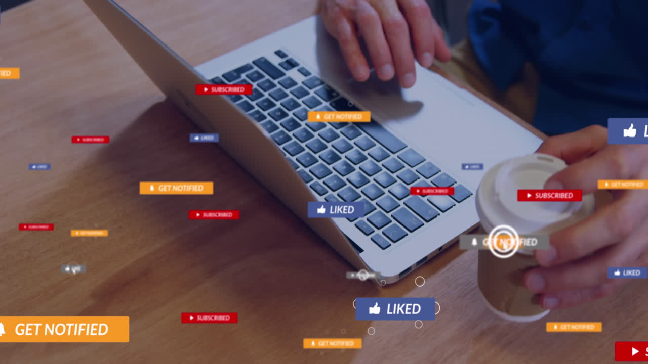 animación de iconos de redes sociales contra la sección media de un hombre usando una computadora portátil en una cafetería