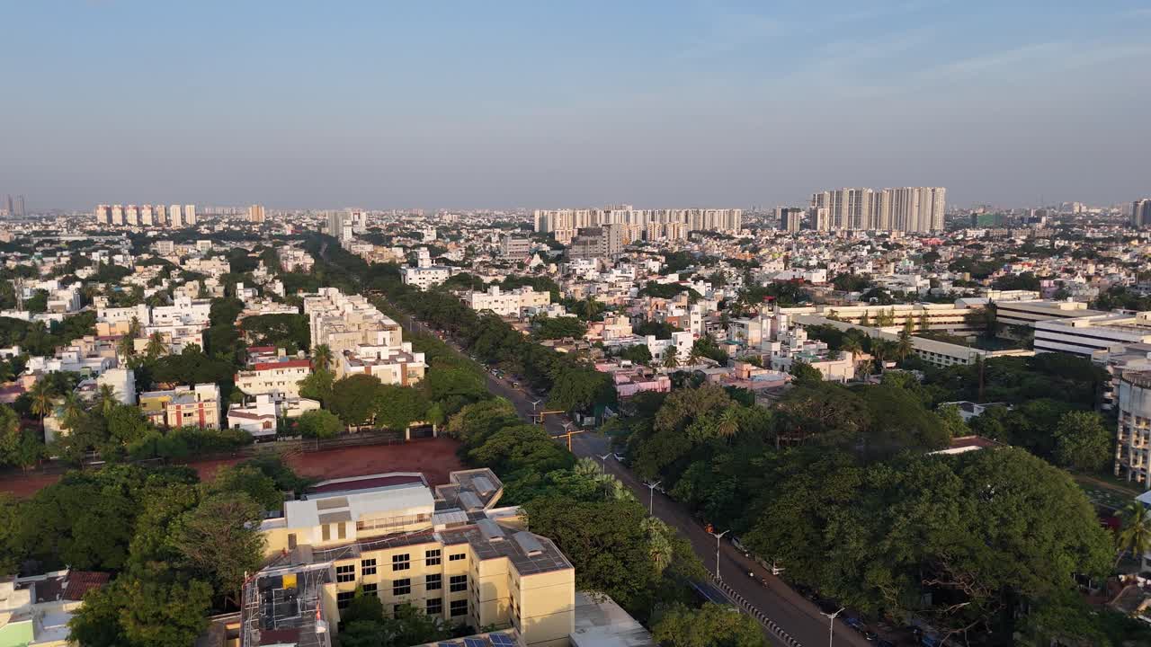 Panoramica aerea di case residenziali con alberi lungo le strade