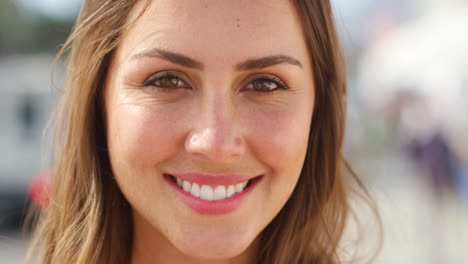 sonrisa, feliz o belleza mujer en la ciudad de alemania