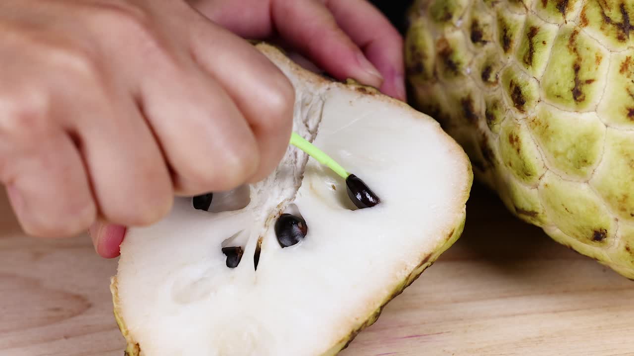 크레스트 사과 에서 씨 을 제거 하는 손