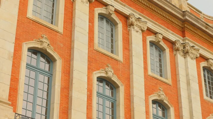 Magnifica architettura del Capitole a Tolosa, Francia, un eccellente esempio di grandezza urbana francese. Questo video cattura i dettagli intricati della sua iconica facciata in mattoni e delle finestre eleganti