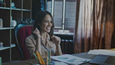 Una-Mujer-De-Negocios-Emocionada-Disfruta-De-Buenas-Noticias-Vistas-En-La-Pantalla-Del-Portátil-En-La-Oficina