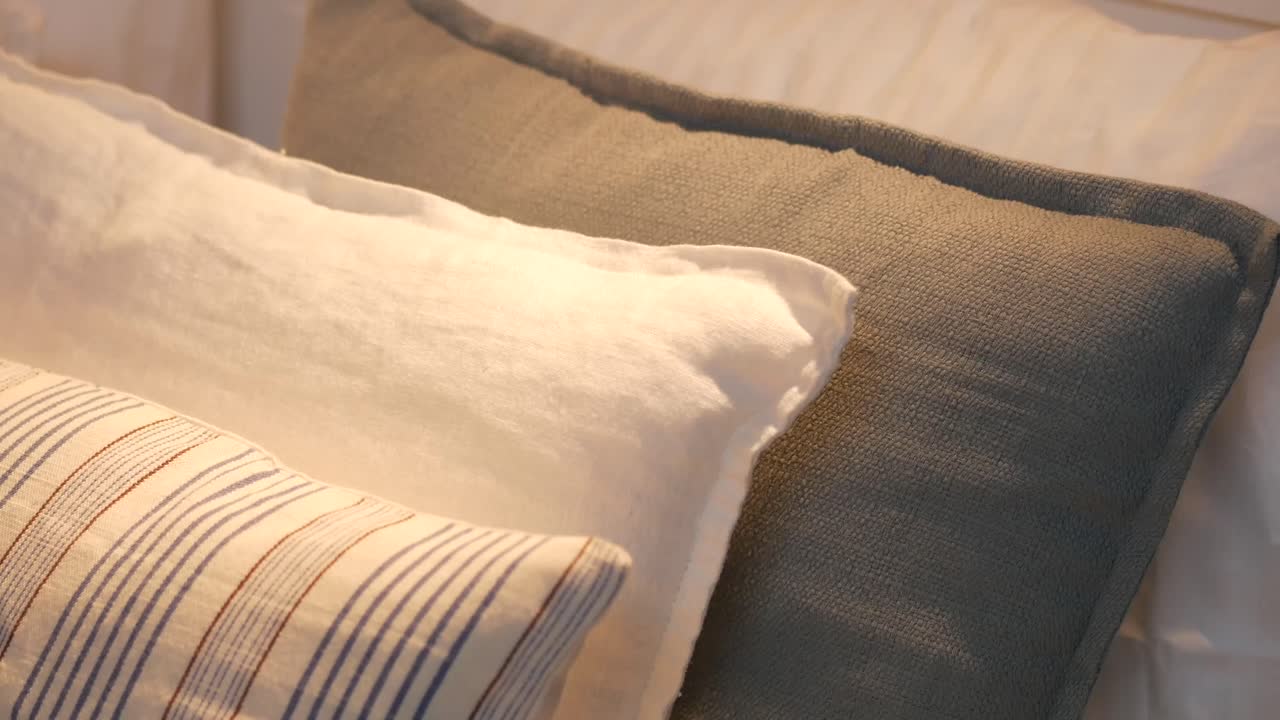 Primo piano di cuscini decorativi su un letto