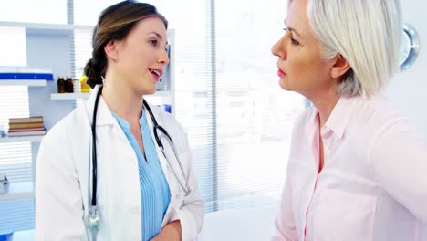 doctora discutiendo el informe médico con el paciente.