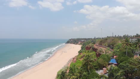 Antena-De-Playa-Vacía-Y-Vacante-Con-Hermosos-Acantilados-Durante-La-Tarde-Debido-A-Las-Prohibiciones-De-Viaje-Para-La-Contención-De-Covid-19