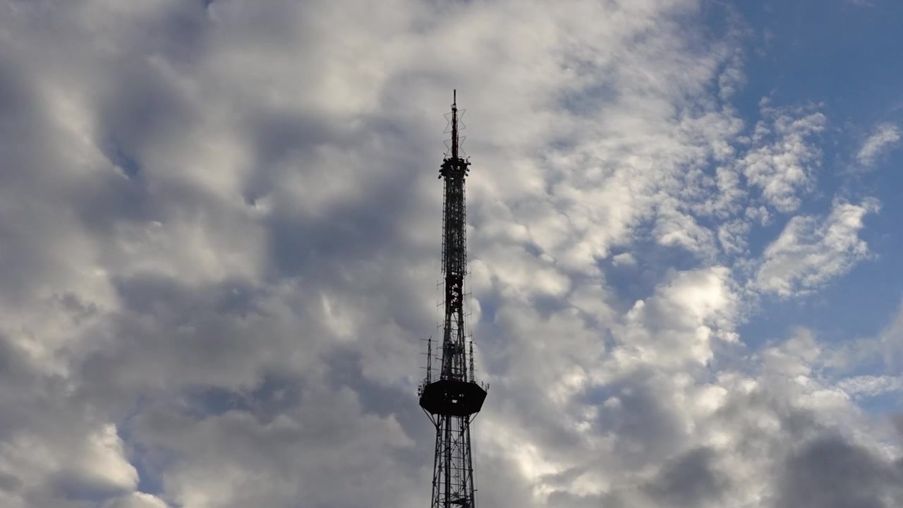 雲の中のテレビ塔。タイムラプス撮影。