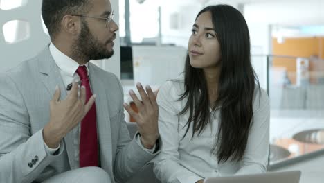 Businessman-and-businesswoman-discussing-work