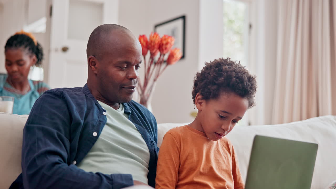 Padre e figlio che si godono il tempo insieme al laptop