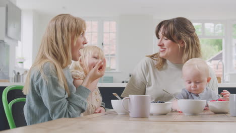 Gleichgeschlechtliches-Weibliches-Paar-Beim-Gesunden-Frühstück-Zu-Hause-Mit-Tochter-Und-Kleinem-Sohn