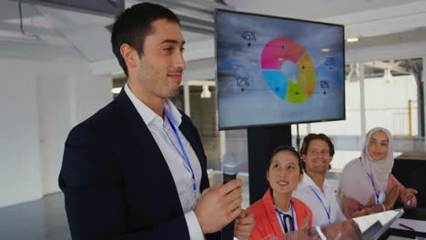 el orador masculino en una conferencia de negocios es aplaudido