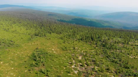 Video-De-Dron-De-4k-Del-Sendero-De-La-Cúpula-De-Wickersham-En-Las-Montañas-Blancas-De-Alaska-En-Un-Día-Soleado-De-Verano