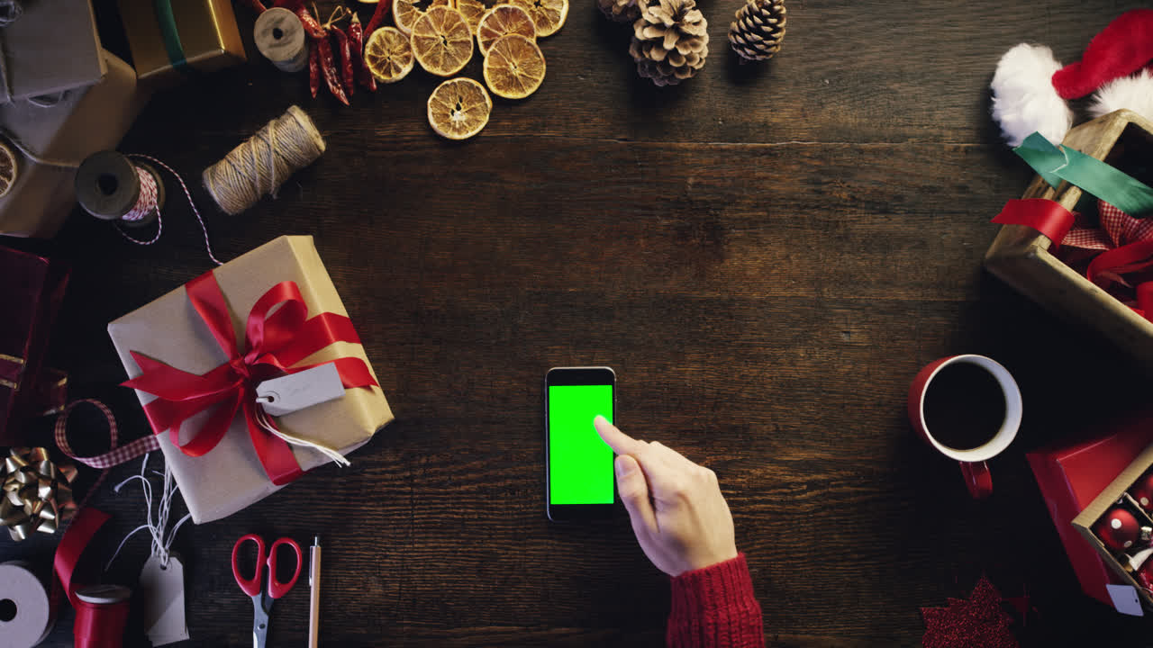 vista superior manos usando pantalla táctil smartphone tableta regalos de navidad compras en línea mesa desde arriba - dragón épico rojo