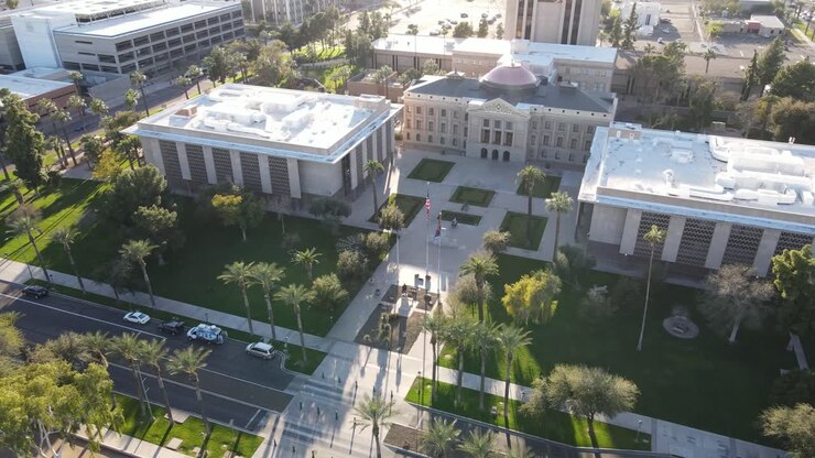 Zoom lento con drone del Campidoglio degli Stati Uniti a Phoenix, Arizona, ripresa con drone in una giornata di sole.