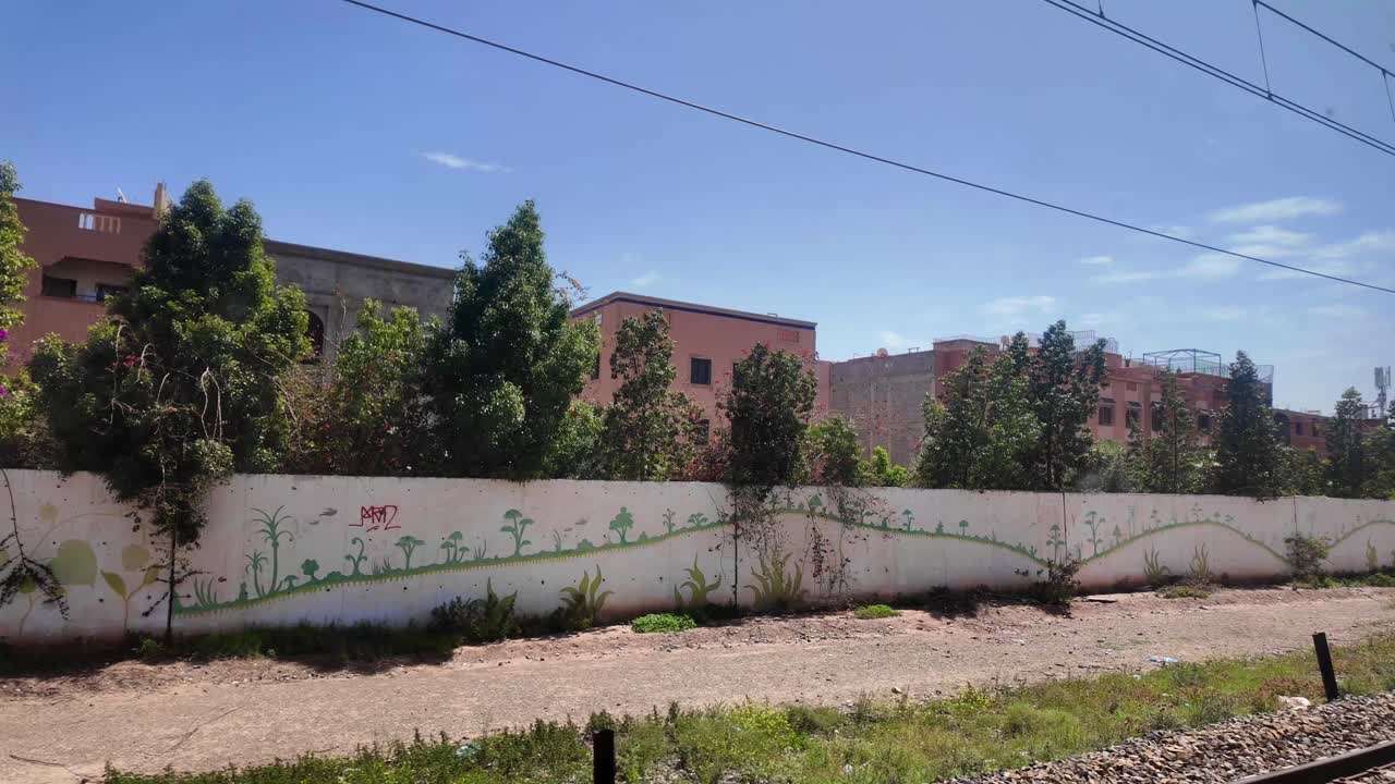 viaje en tren en marruecos, de marrakech a casablanca vista por la ventana