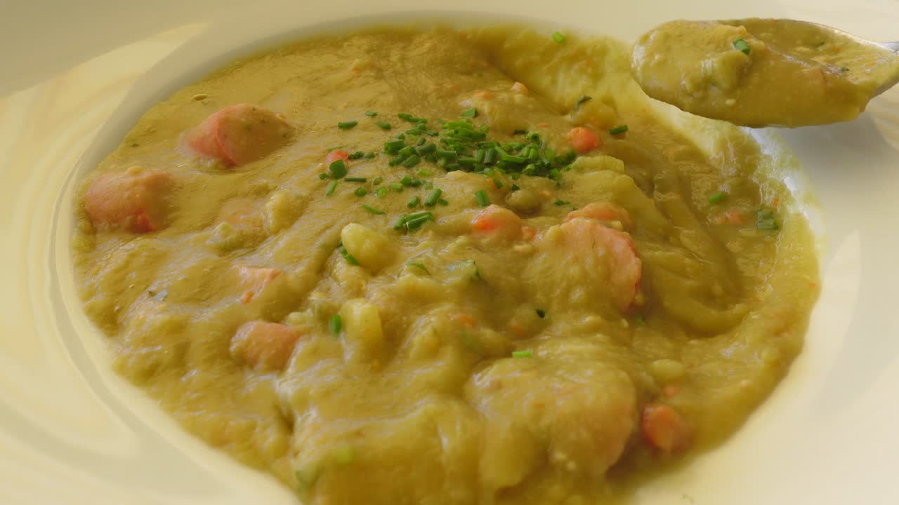 sopa de puré de guisantes con salchichas