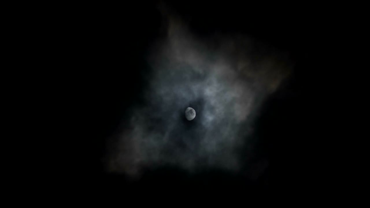 달빛과 빠르게 움직이는 구름.