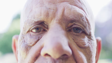 Retrato-De-Cerca-De-Un-Hombre-Birracial-Mayor-Abriendo-Los-Ojos-En-El-Jardín,-En-Cámara-Lenta