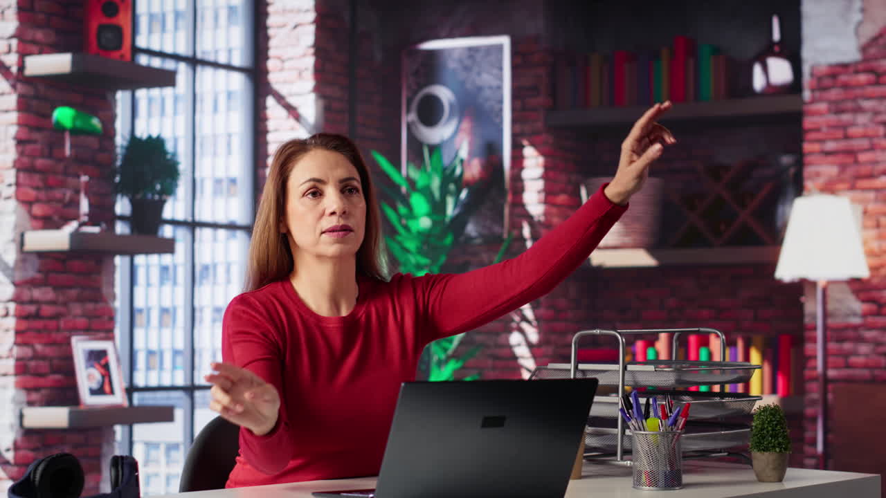 Donna che lavora al computer portatile in Ministero degli Interni