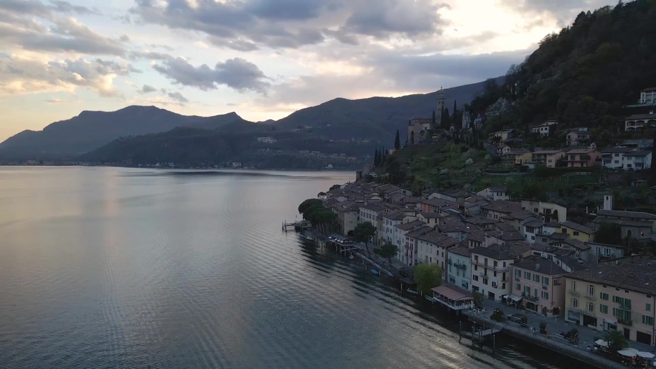Ripresa con drone al tramonto di Morcote e del Lago di Lugano nel Canton Ticino, Svizzera