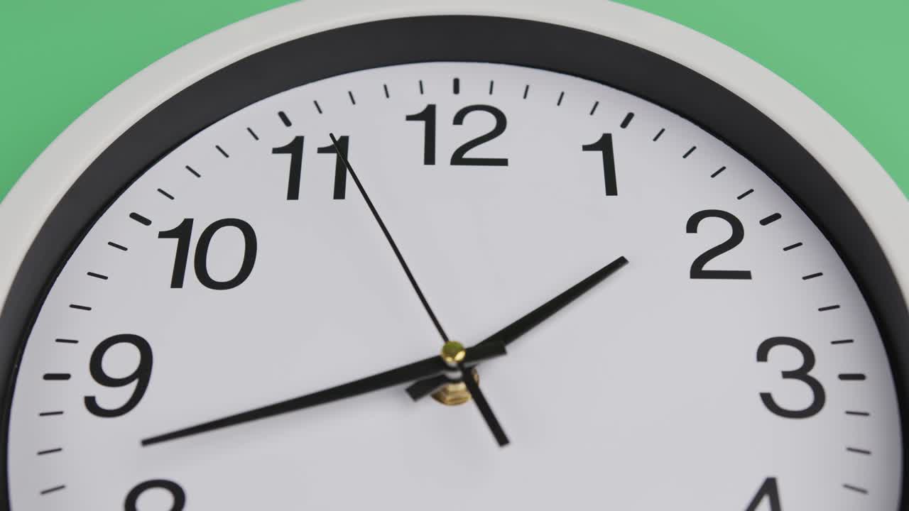Orologio da parete su sfondo verde, Ora 01:30