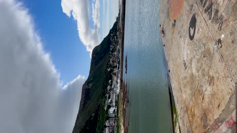 Vista-Vertical-Desde-La-Ciudad-Portuaria,-Con-Vistas-A-La-Costa.