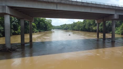 Volando-Debajo-Del-Puente-Sobre-El-Río-Yadkin-En-Clemmons,-Nc