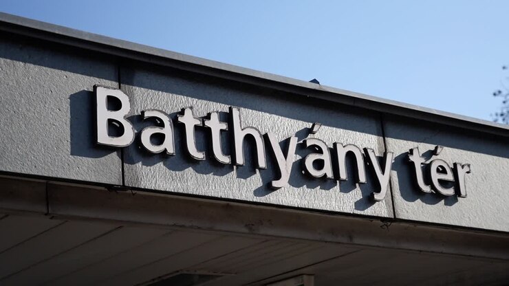 Primo piano dell'insegna della stazione della metropolitana Batthyány tér con cielo azzurro limpido sullo sfondo