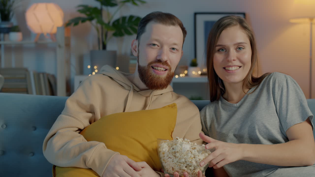 пара смотрит фильм дома