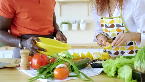 una pareja cocinando juntos.